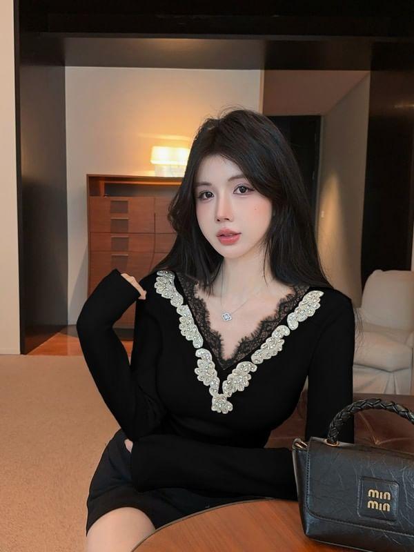 V-Neck Plain Lace Trim Rhinestone Sweater Product Image