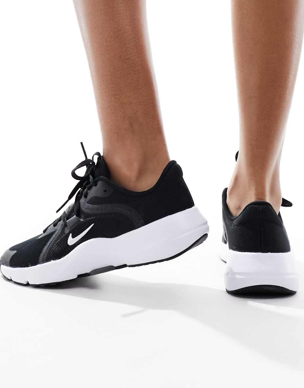 Nike Training In-Season 13 sneakers in black and white Product Image