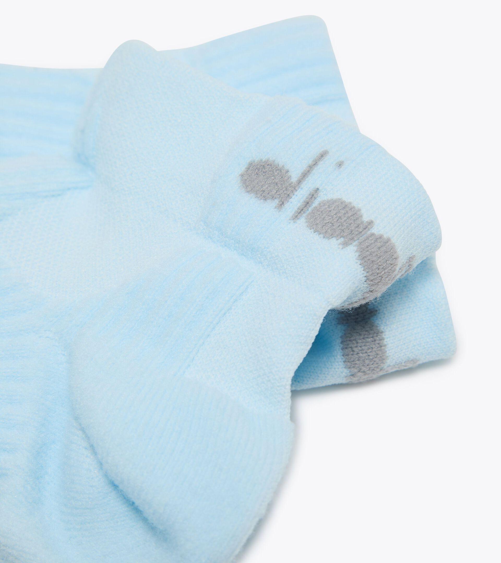 CUSHION QUARTER SOCKS Product Image