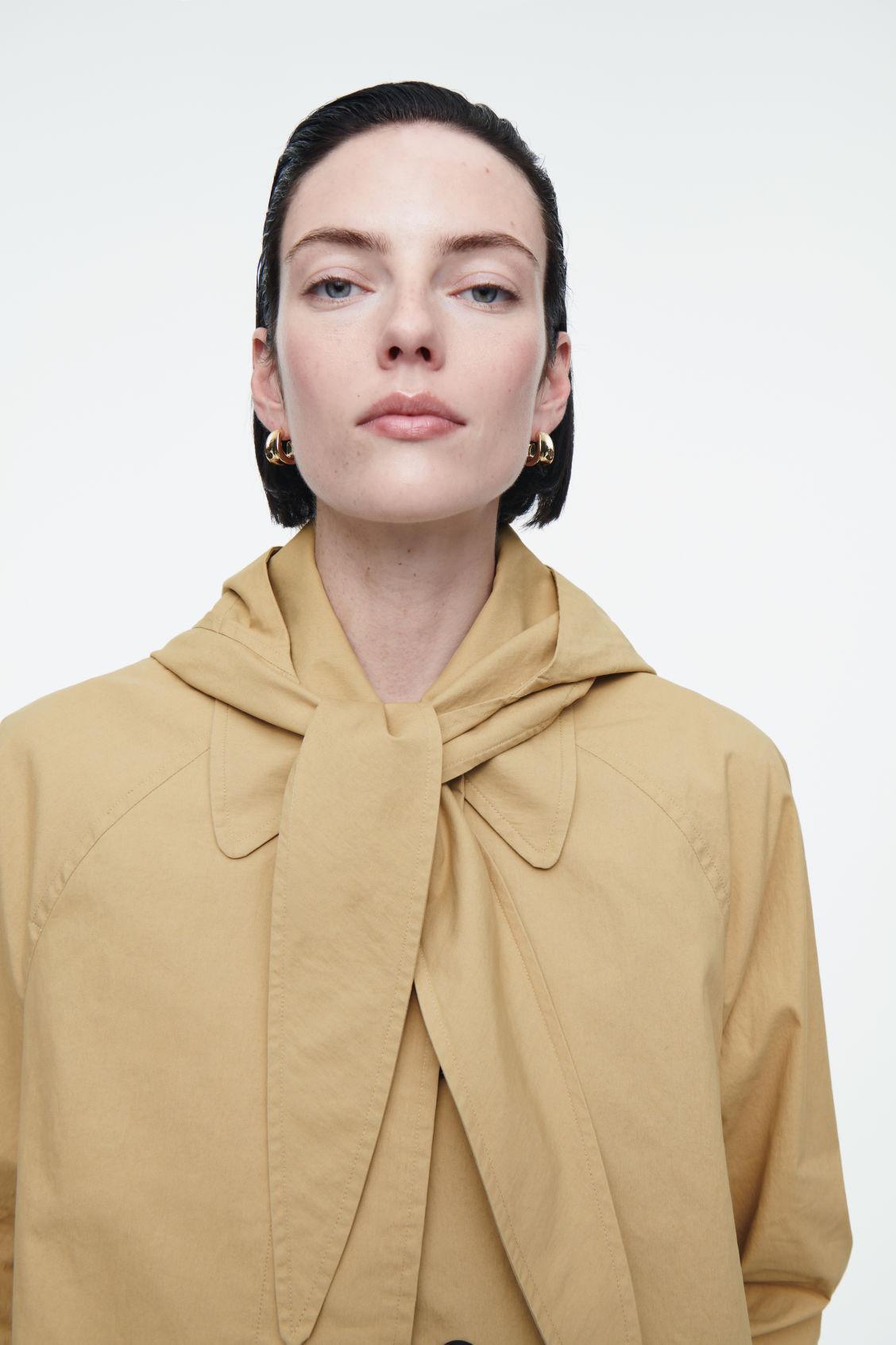 DETACHABLE-HOOD SHORT TRENCH COAT Product Image