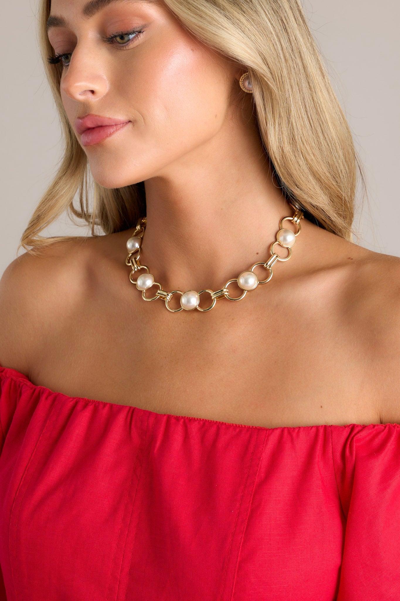 Elegant Embrace Pearl Chain Necklace Product Image