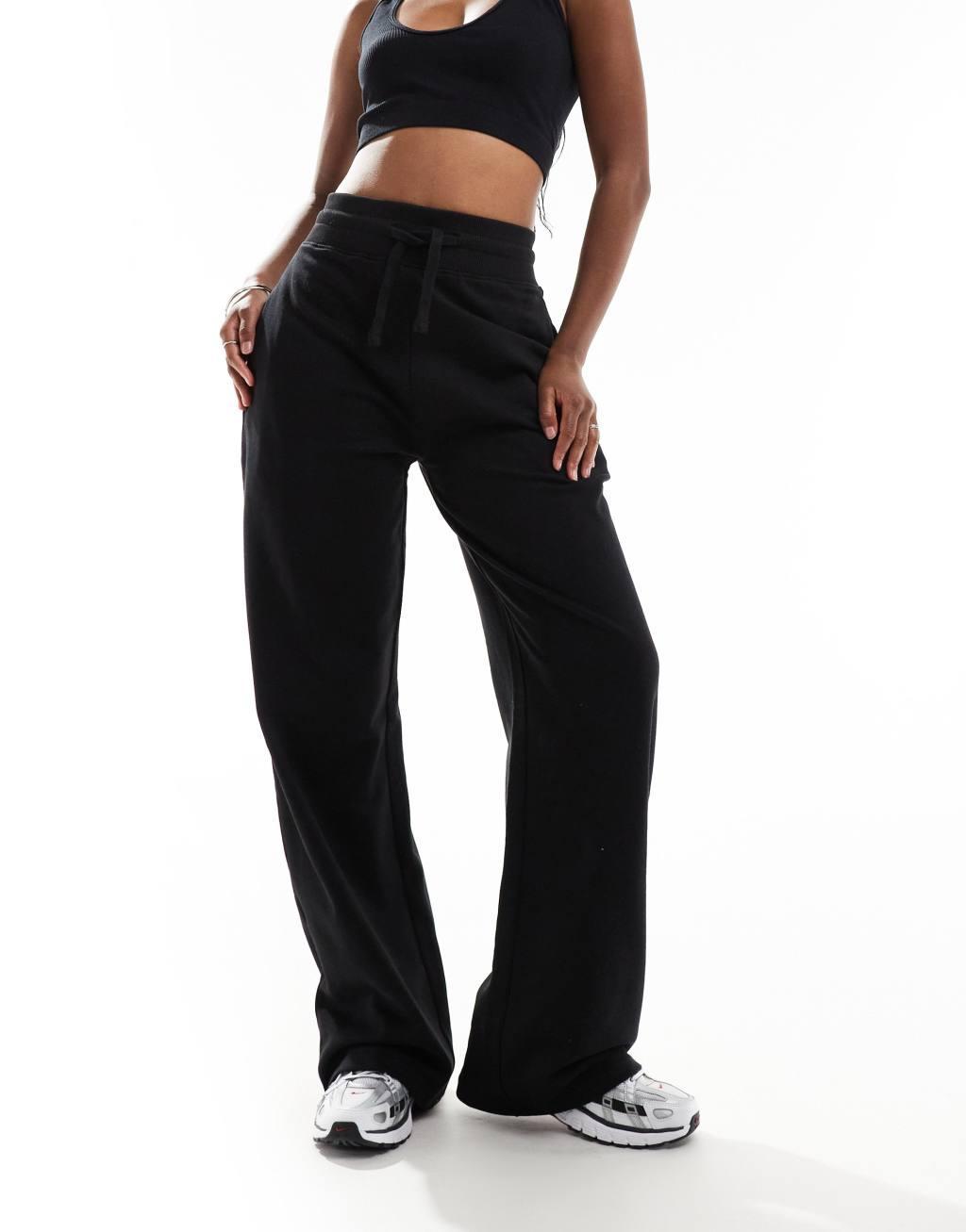 Kaiia drawstring wide leg sweatpants in black Product Image