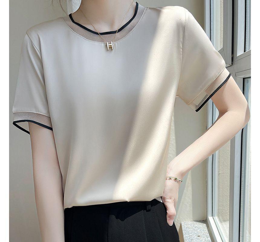 Short-Sleeve Round Neck Contrast Trim Blouse Product Image