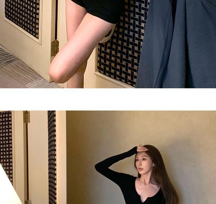 Long Sleeve V-Neck Plain Romper Product Image