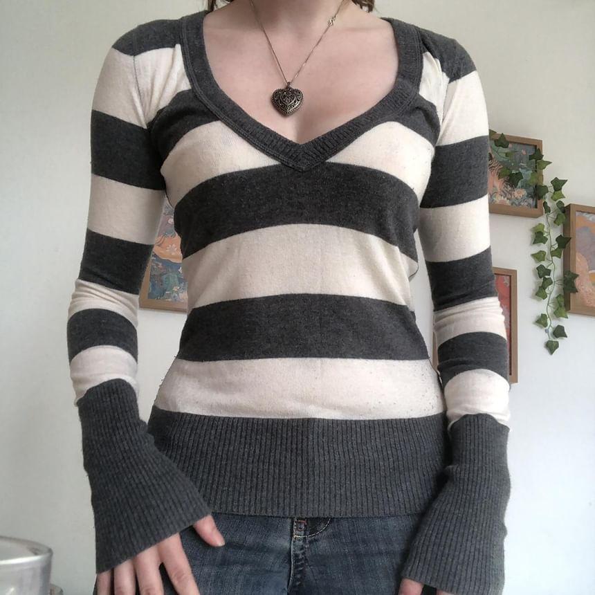 Long Sleeve V-Neck Striped Slim-Fit Sweater Product Image