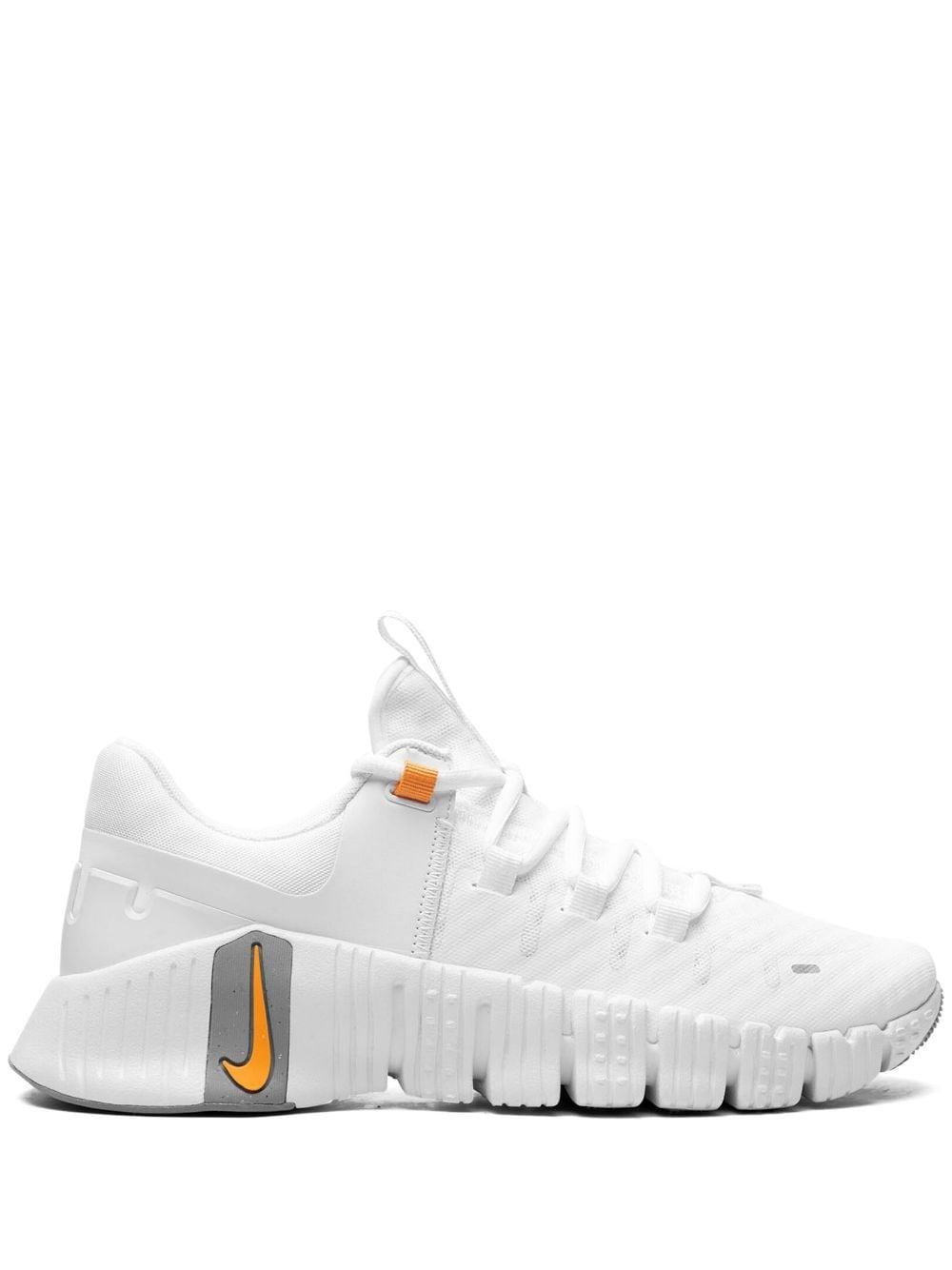 Free Metcon 5 Sneakers In White And Orange Product Image