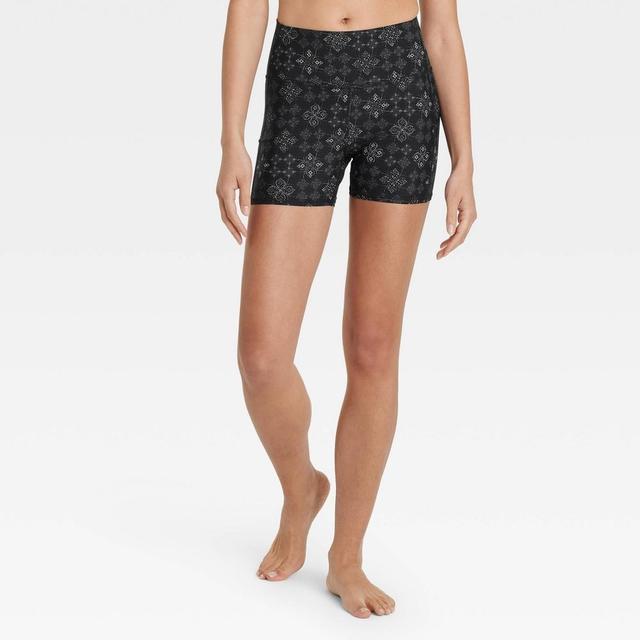 Womens High Waisted 2.5 Bike Shorts - JoyLab Black XXL Product Image