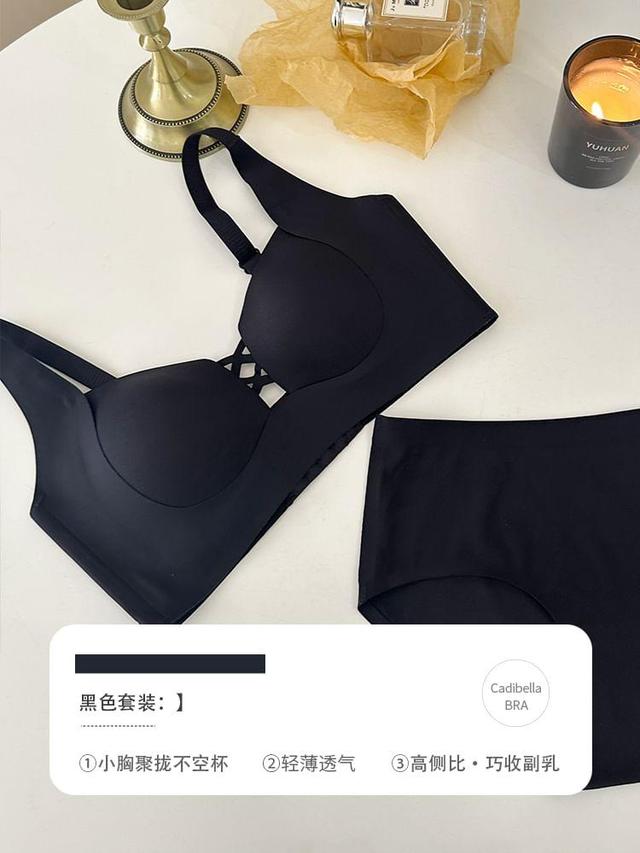 Set: Plain Cross Strap Seamless Bra + Bikini Panties Product Image