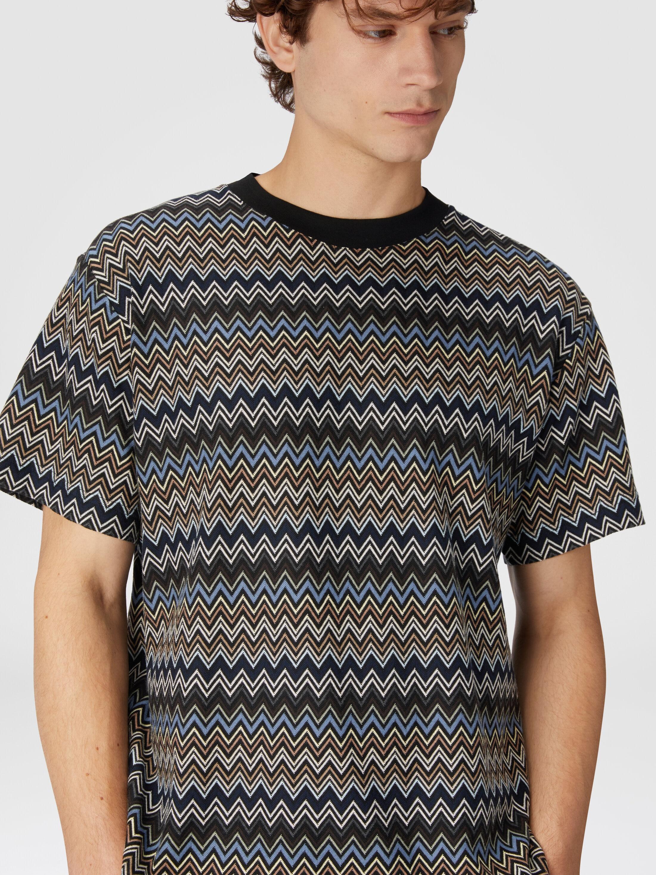 T-shirt with zig zag motif and back logo Product Image