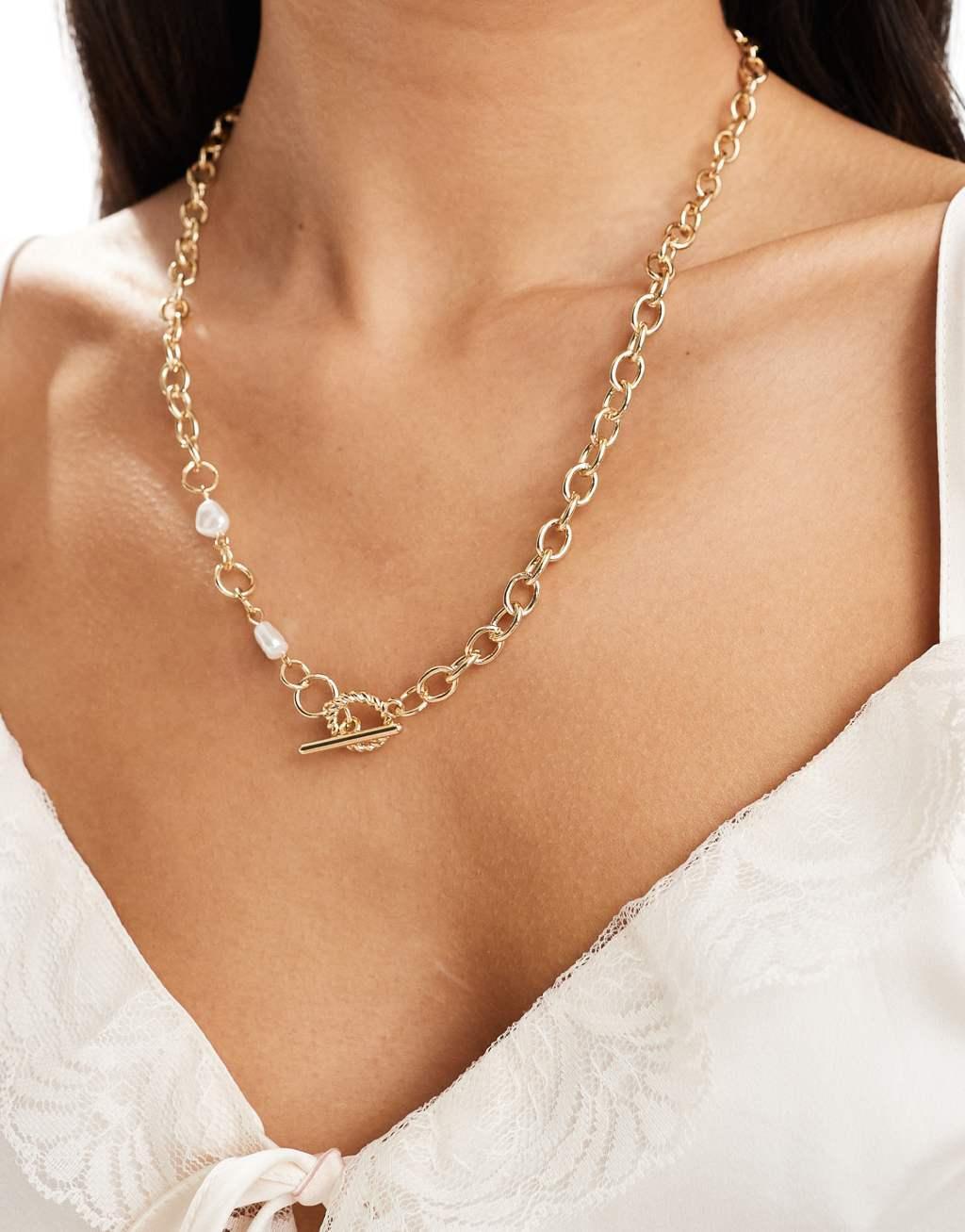 SVNX T-bar gold necklace with coin and pearl details Product Image