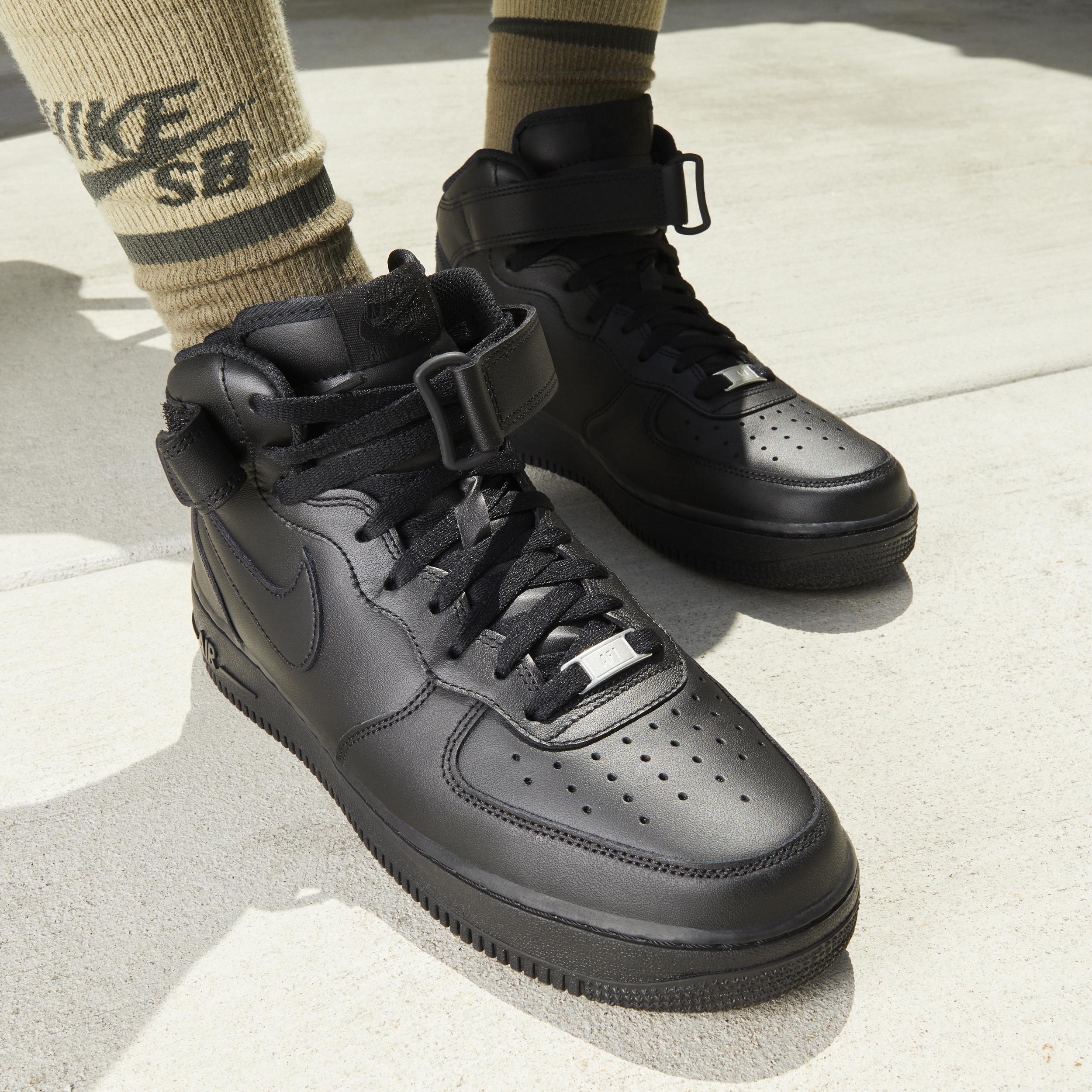 Nike Men's Air Force 1 Mid '07 Shoes Product Image