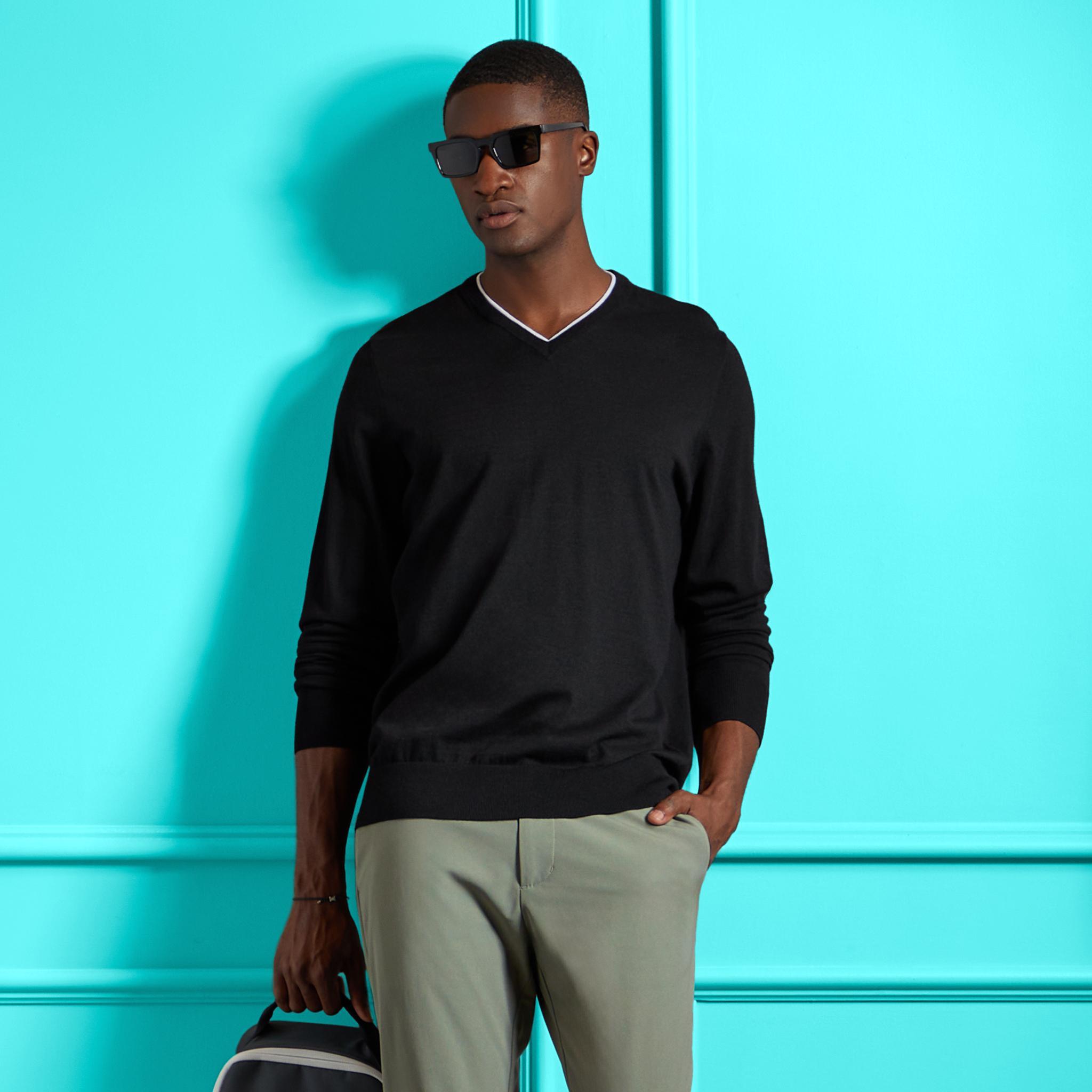 MERINO WOOL BLEND V NECK SWEATER Product Image