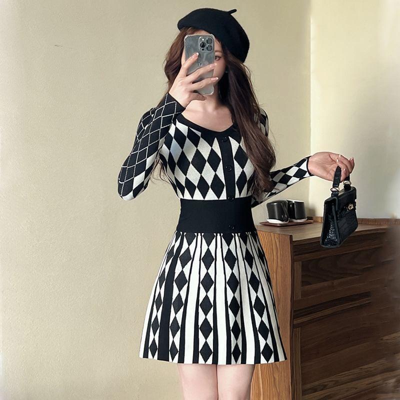 Long-Sleeve V-Neck Pattern Mini Pleated A-Line Dress Product Image