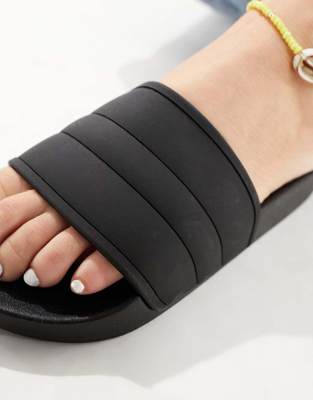 ASOS DESIGN Wide Fit Final pool slides in black Product Image