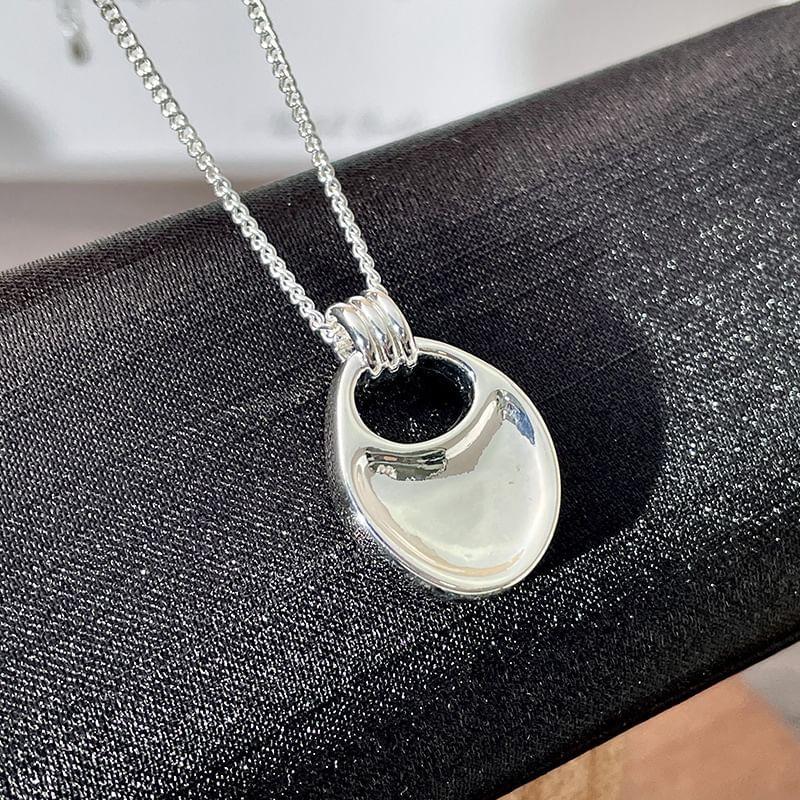 Glossy Pendant Necklace Product Image