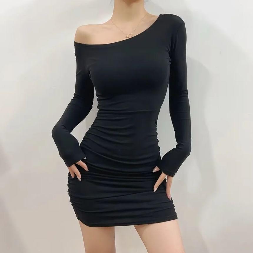 Long-Sleeve Asymmetrical Neck Off-Shoulder Plain Ruched Mini Sheath Dress Product Image