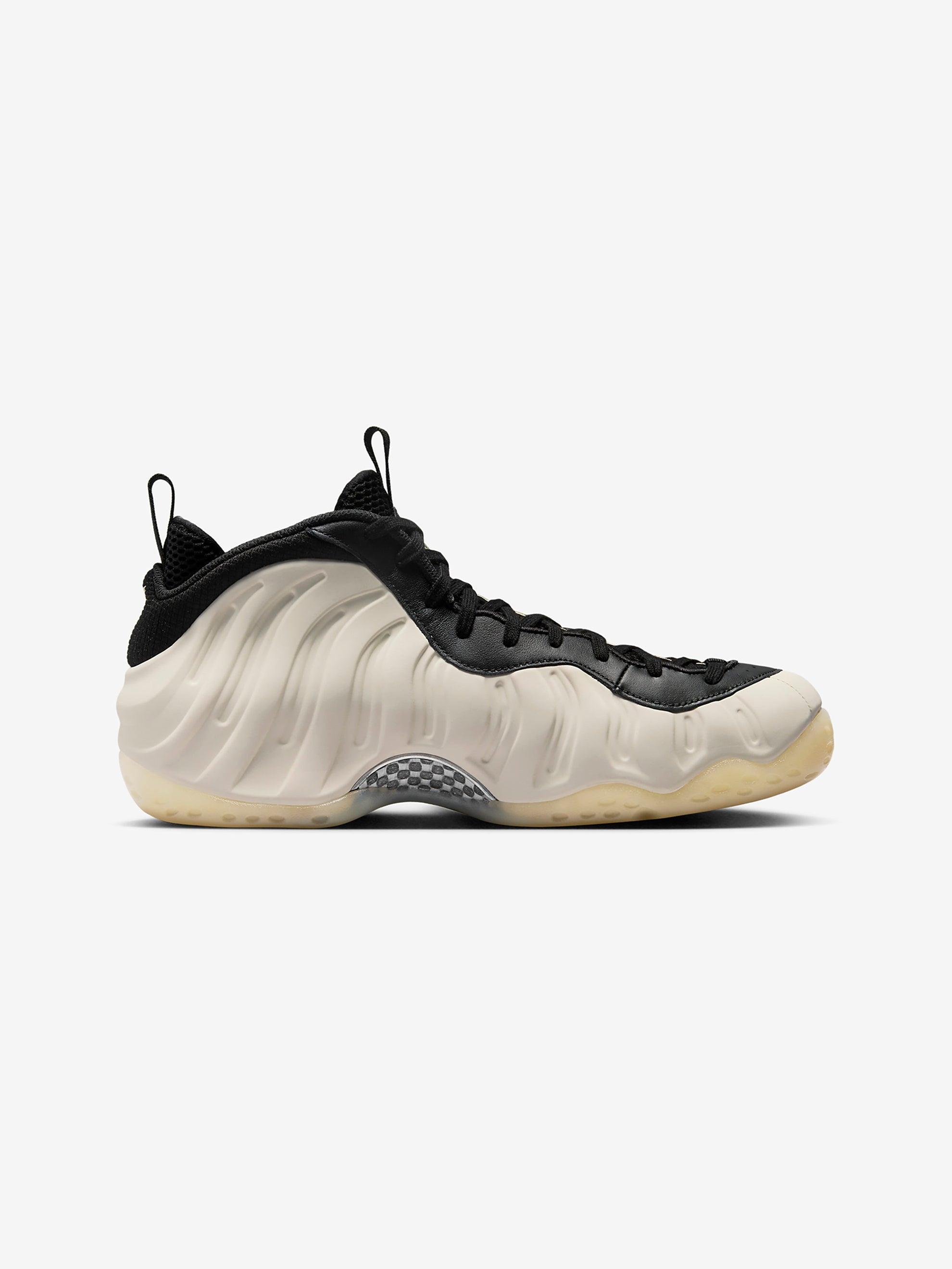 AIR FOAMPOSITE ONE (BLACK/TEAM GOLD-LT OREWOOD BRN-CHROME) Product Image