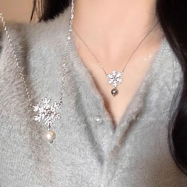 Snowflake Pearl Necklace Product Image