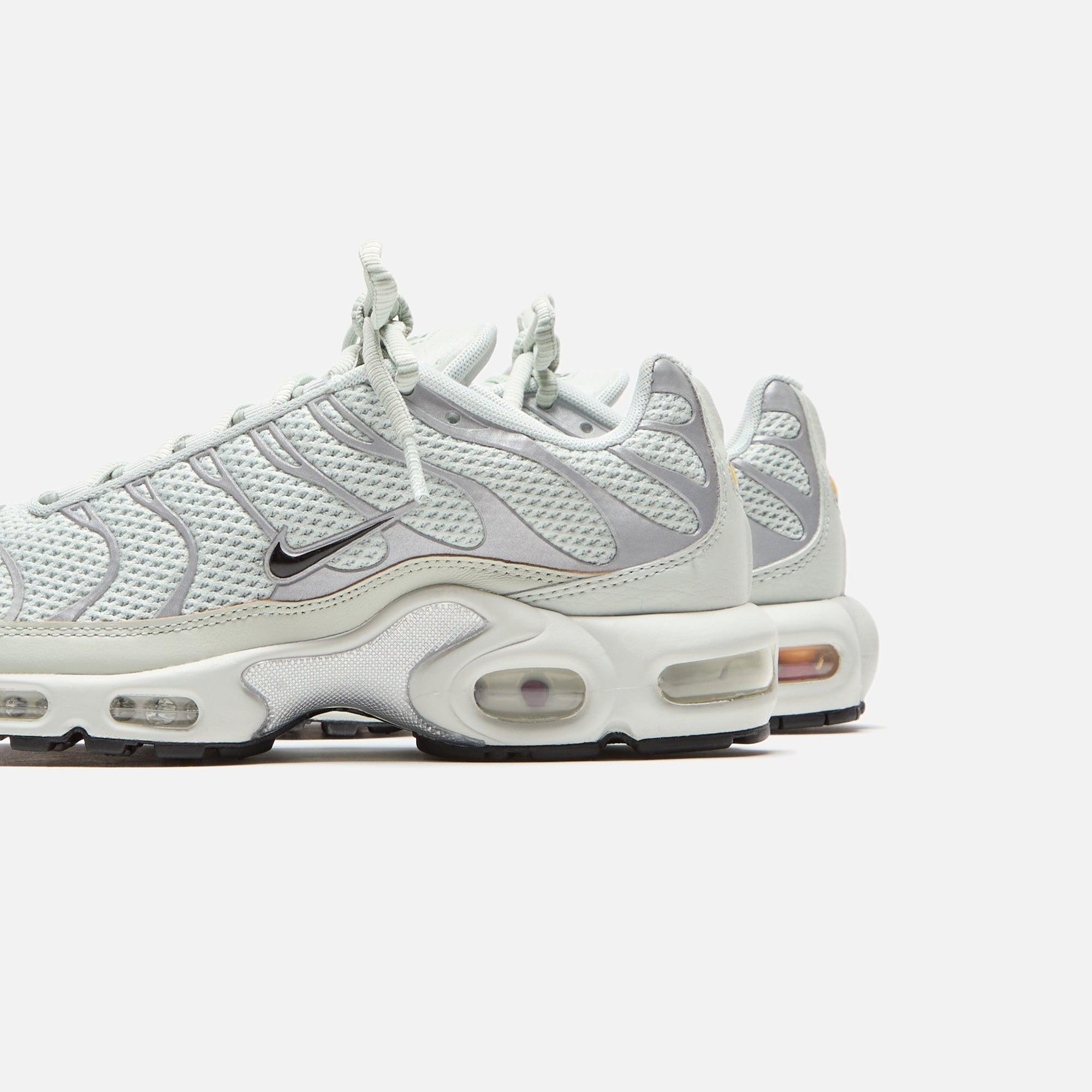 Nike WMNS Air Max Plus - Light Silver / Black / Chrome /  Light Female Product Image