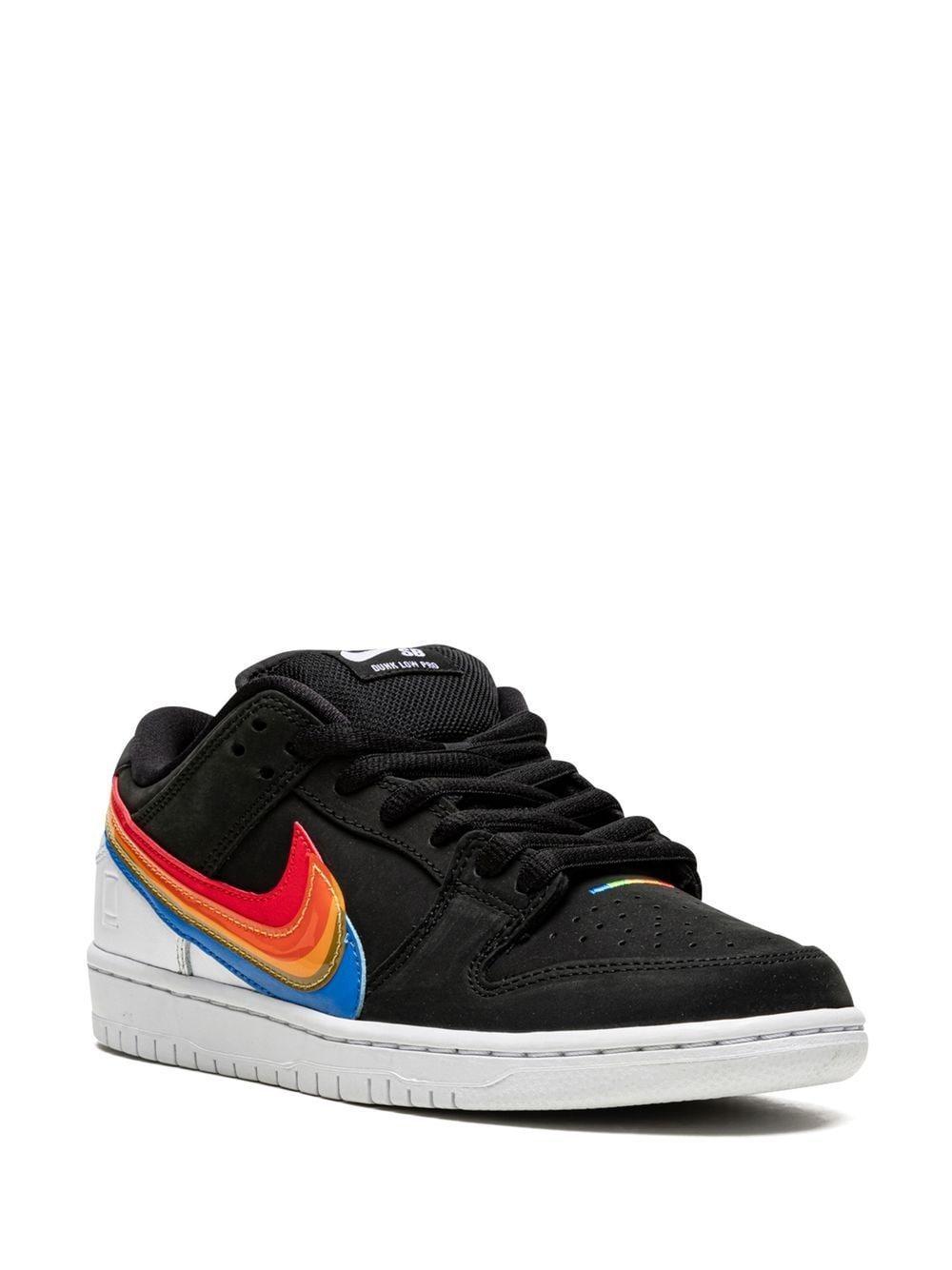 X Polaroid Sb Dunk Low Sneakers In Schwarz Product Image