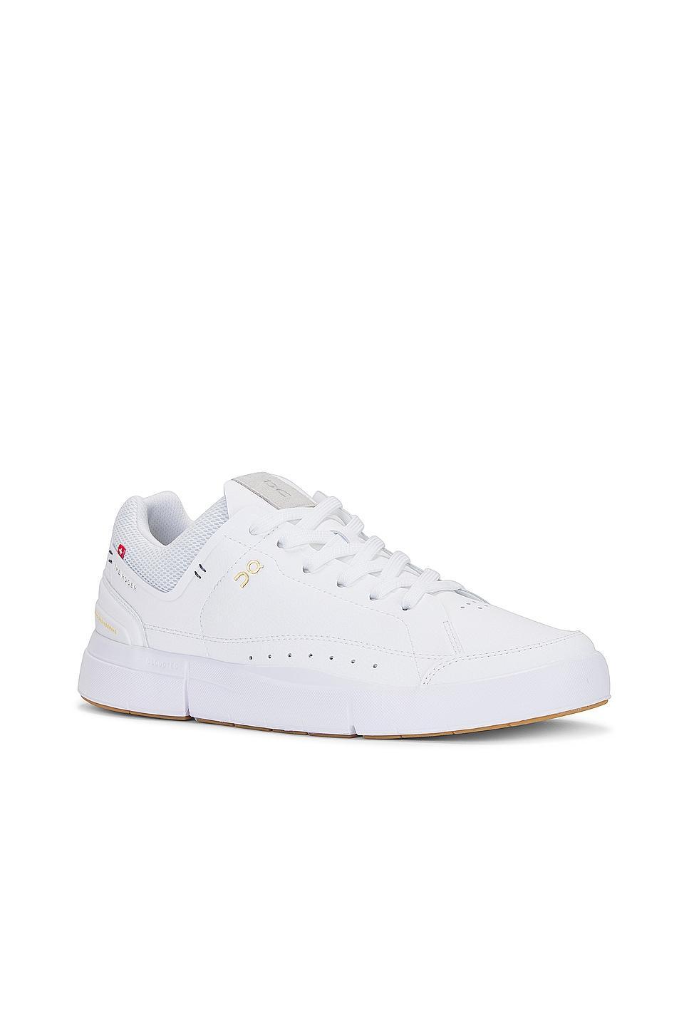 On The Roger Centre Court Sneaker in White. Size 10, 10.5, 11, 11.5, 12, 12.5, 13, 7.5, 8, 8.5, 9, 9.5. Product Image