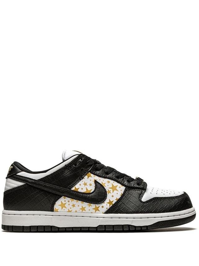 Sb Dunk Low Sneakers In Black Product Image