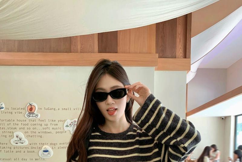 Long-Sleeve Round Neck Striped T-Shirt Product Image