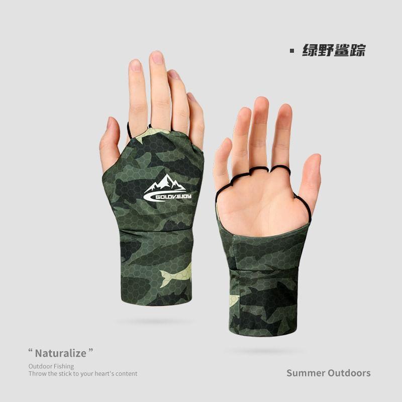 Camo Fingerless Gloves Product Image