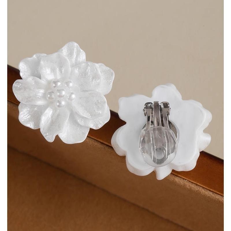 Floral Faux Pearl Resin Stud Earring Product Image