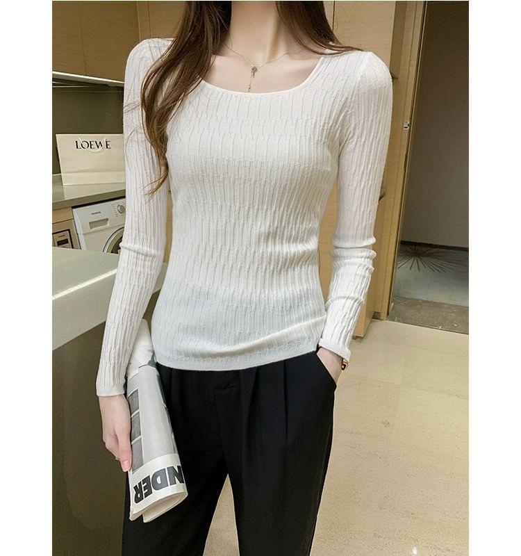 Long-Sleeve Scoop Neck Plain Knit Top Product Image