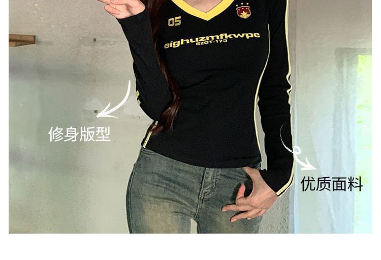 Long-Sleeve V-Neck Lettering Print Contrast Trim Slim Fit Crop Tee Product Image