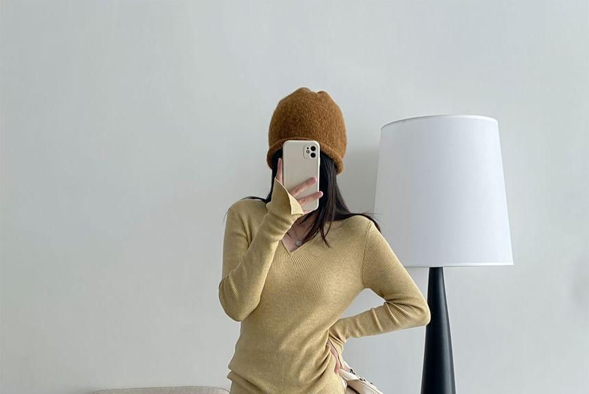 Long-Sleeve V-Neck Plain Sweater / High Rise Plain Maxi Pencil Skirt Product Image