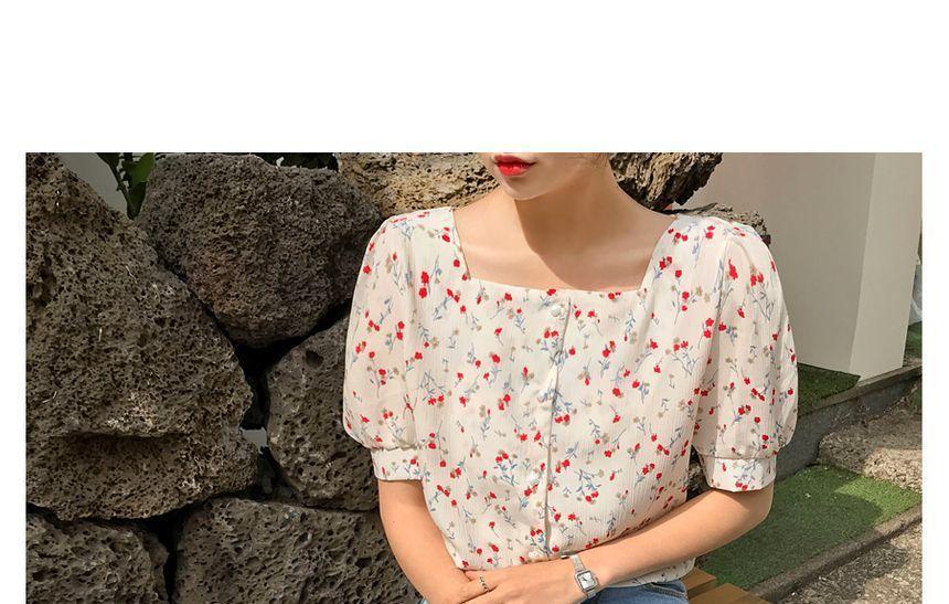 Short-Sleeve Floral Print Blouse Product Image