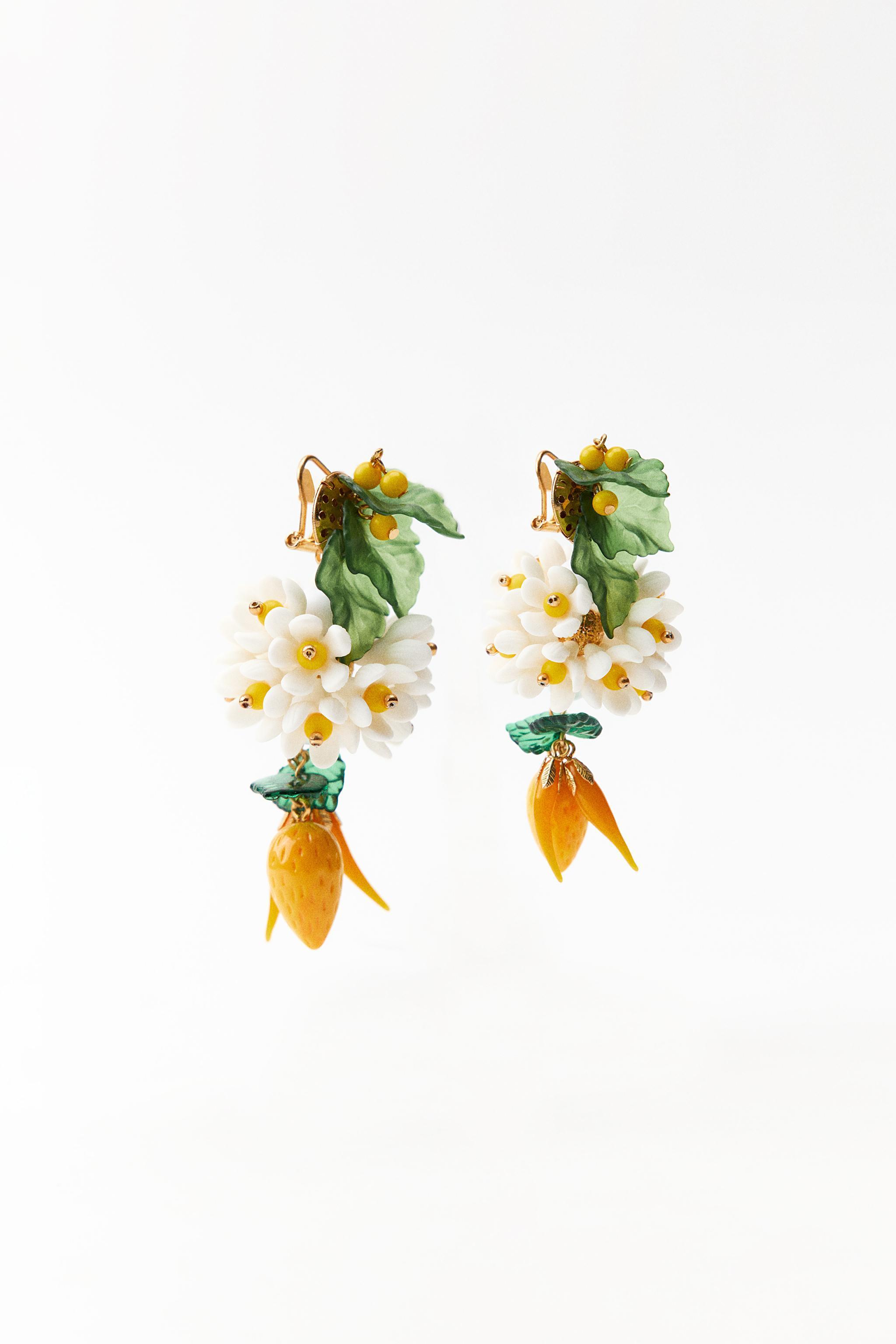 CHARM FLOWER EARRINGS Product Image