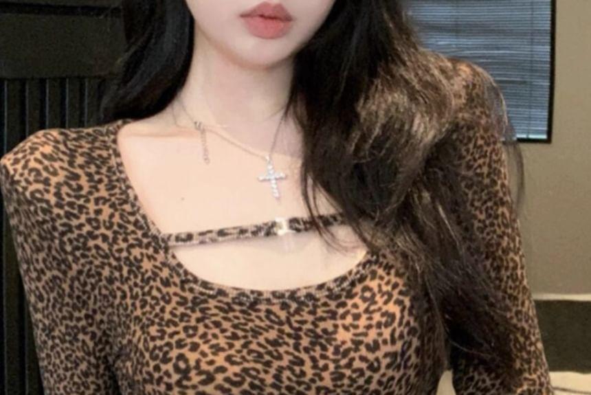 Long Sleeve Scoop Neck Leopard Print Cropped Tee Product Image