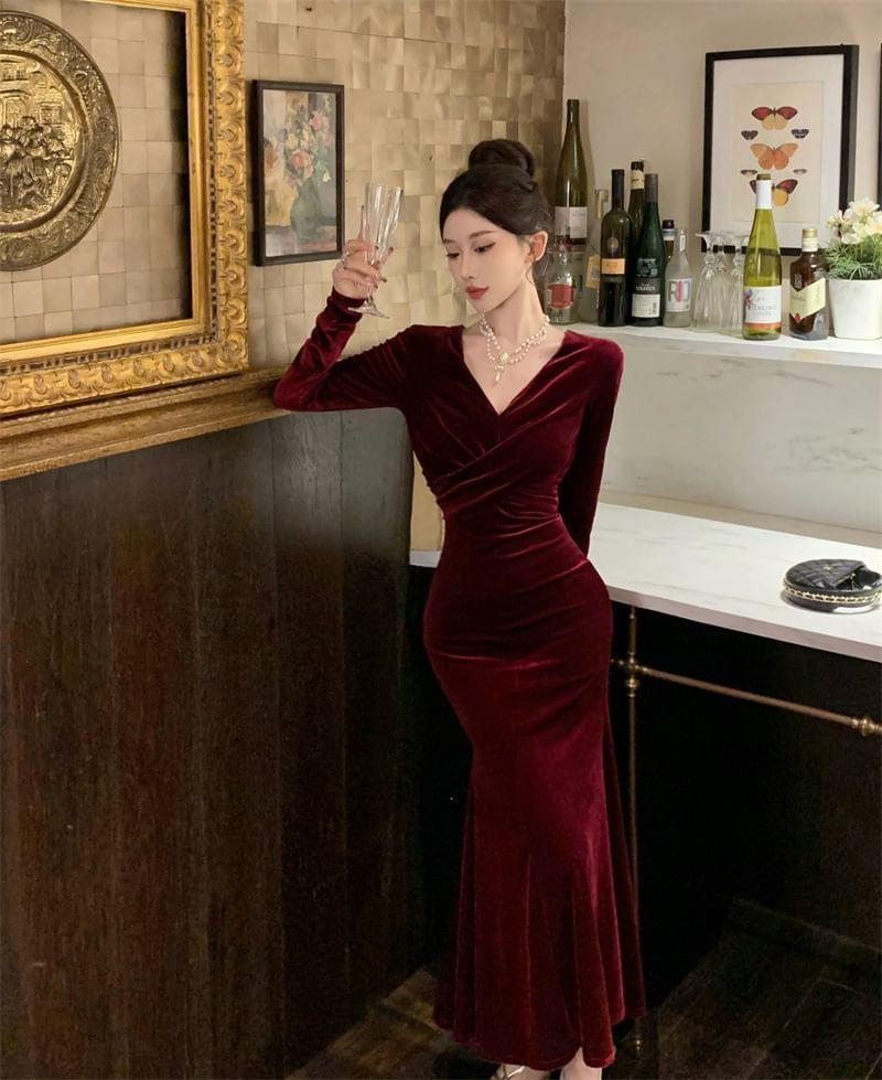 Long-Sleeve V-Neck Knotted Midi Velvet Mermaid Dress Product Image