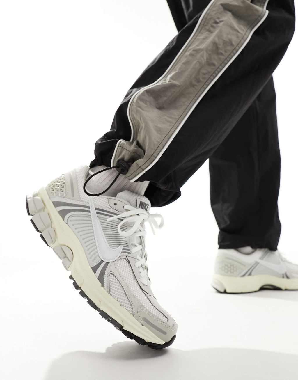 Nike Zoom Vomero 5 sneakers in white and gray Product Image