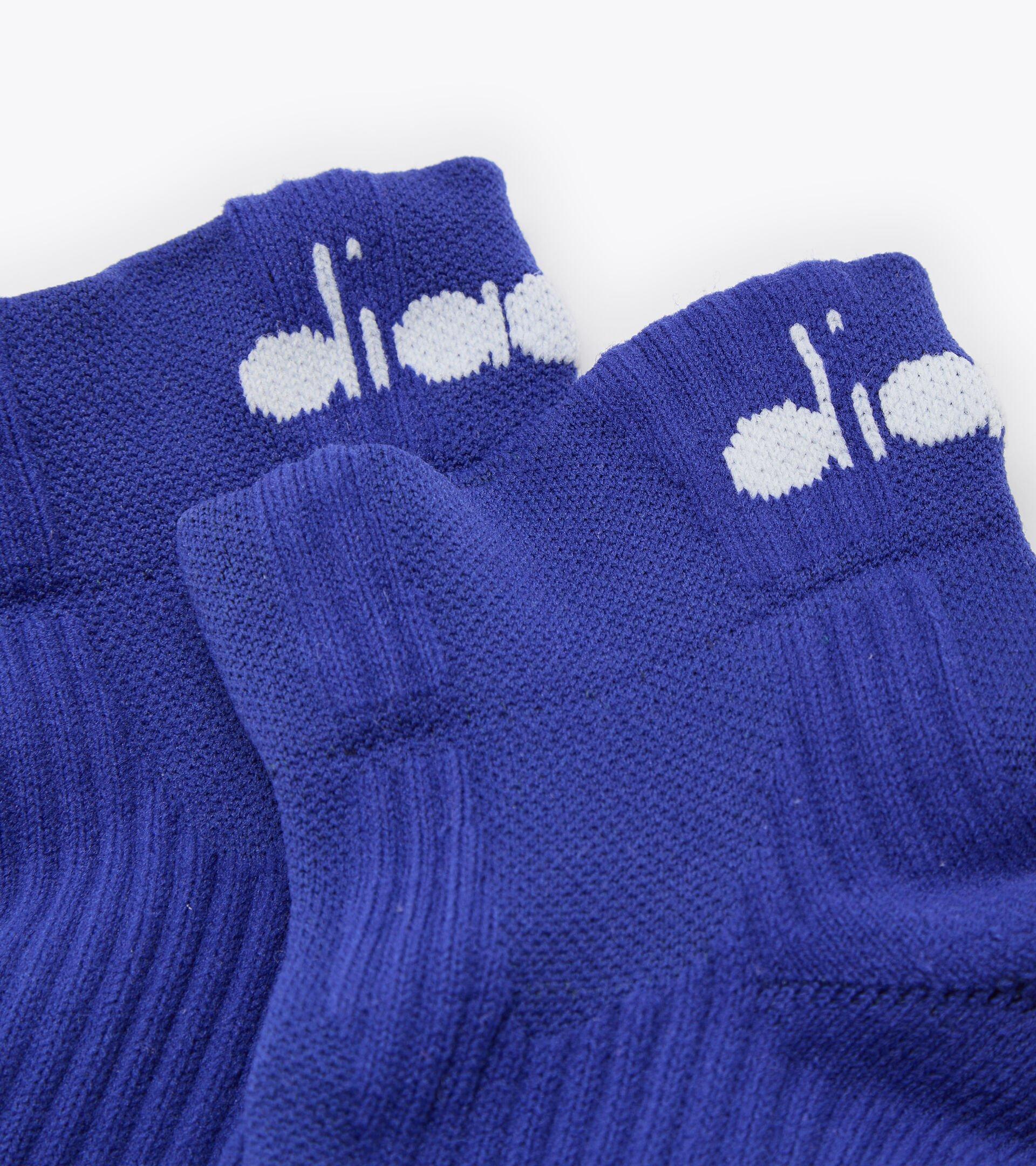 CUSHION QUARTER SOCKS Product Image