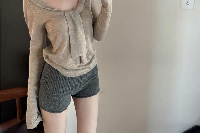 Long-Sleeve V-Neck Knit Top / Elastic Waist Ribbed Shorts Product Image