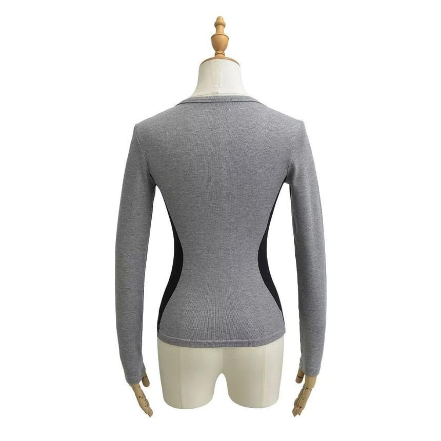 Long-Sleeve Scoop Neck Plain T-Shirt Product Image