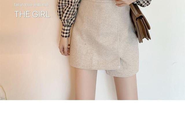 Long-Sleeve Collared V-Neck Plaid Cropped Blouse Product Image