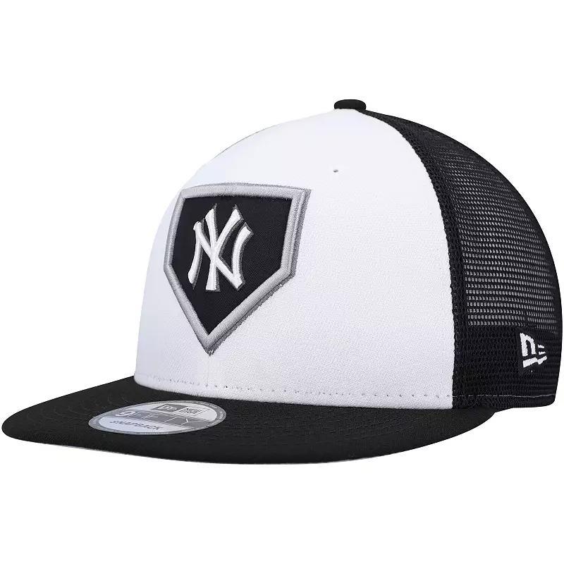 Mens New Era /Black New York Yankees 2022 Clubhouse Trucker 9FIFTY Snapback Hat Product Image