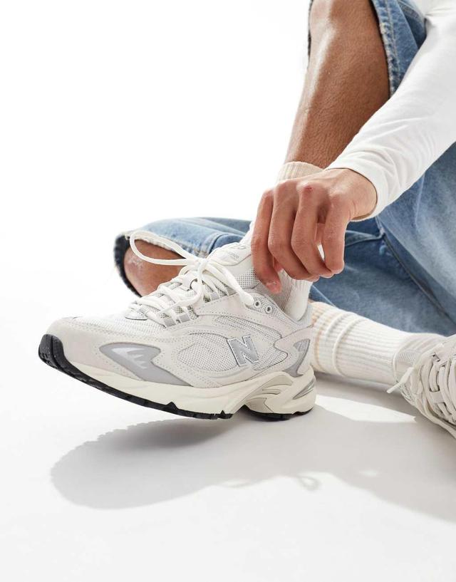 New Balance 725 sneakers in white with cream Product Image