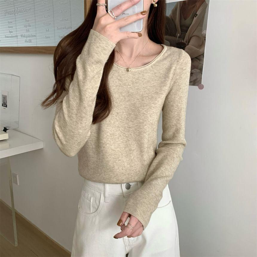 Long-Sleeve Scoop Neck Plain Knit Top Product Image