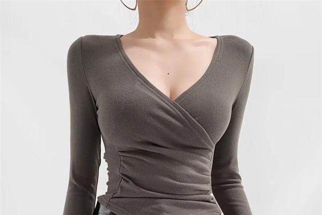 Long-Sleeve V-Neck Plain Asymmetrical Ruched Slim Fit Crop T-Shirt Product Image