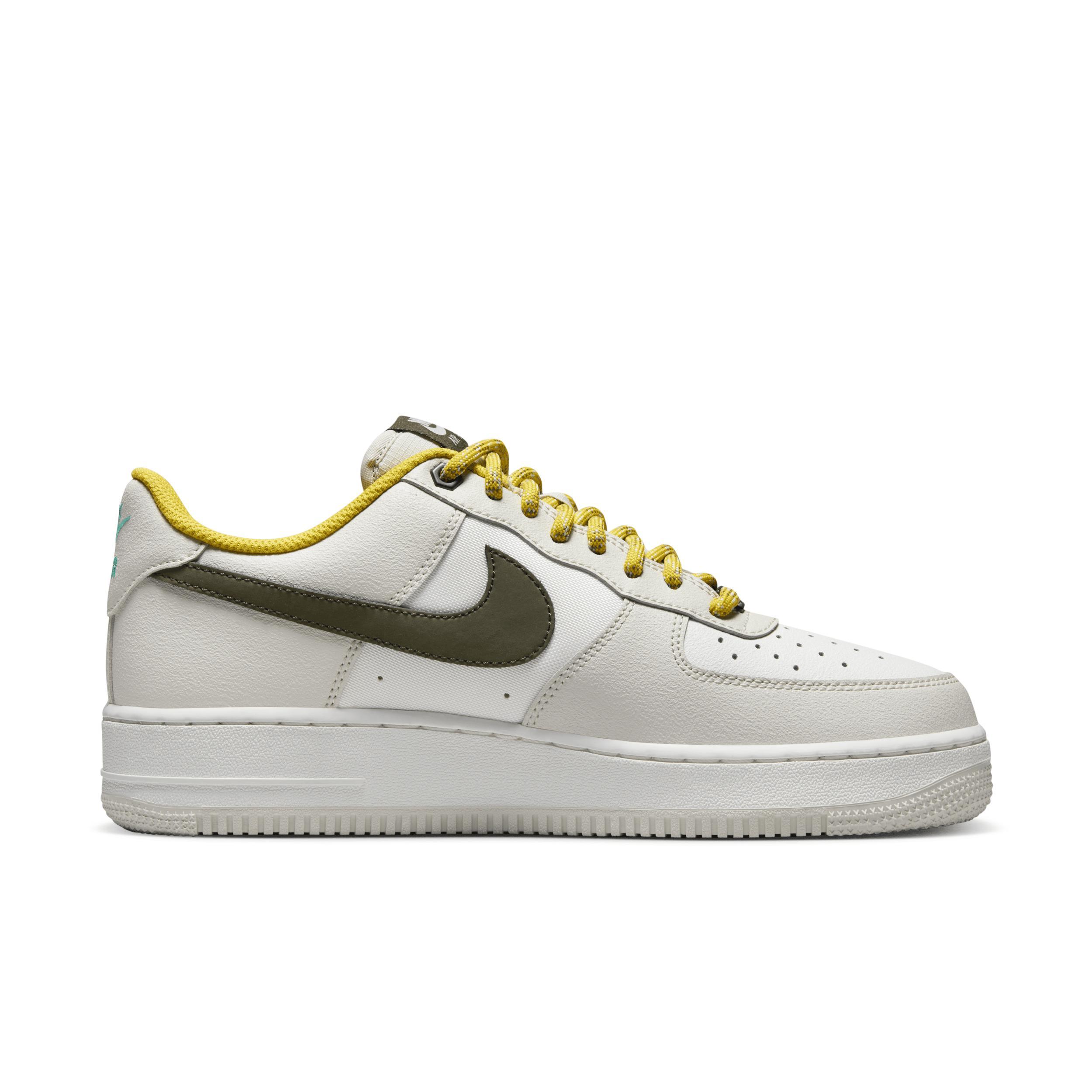 Nike Men's Air Force 1 '07 Premium Shoes Product Image