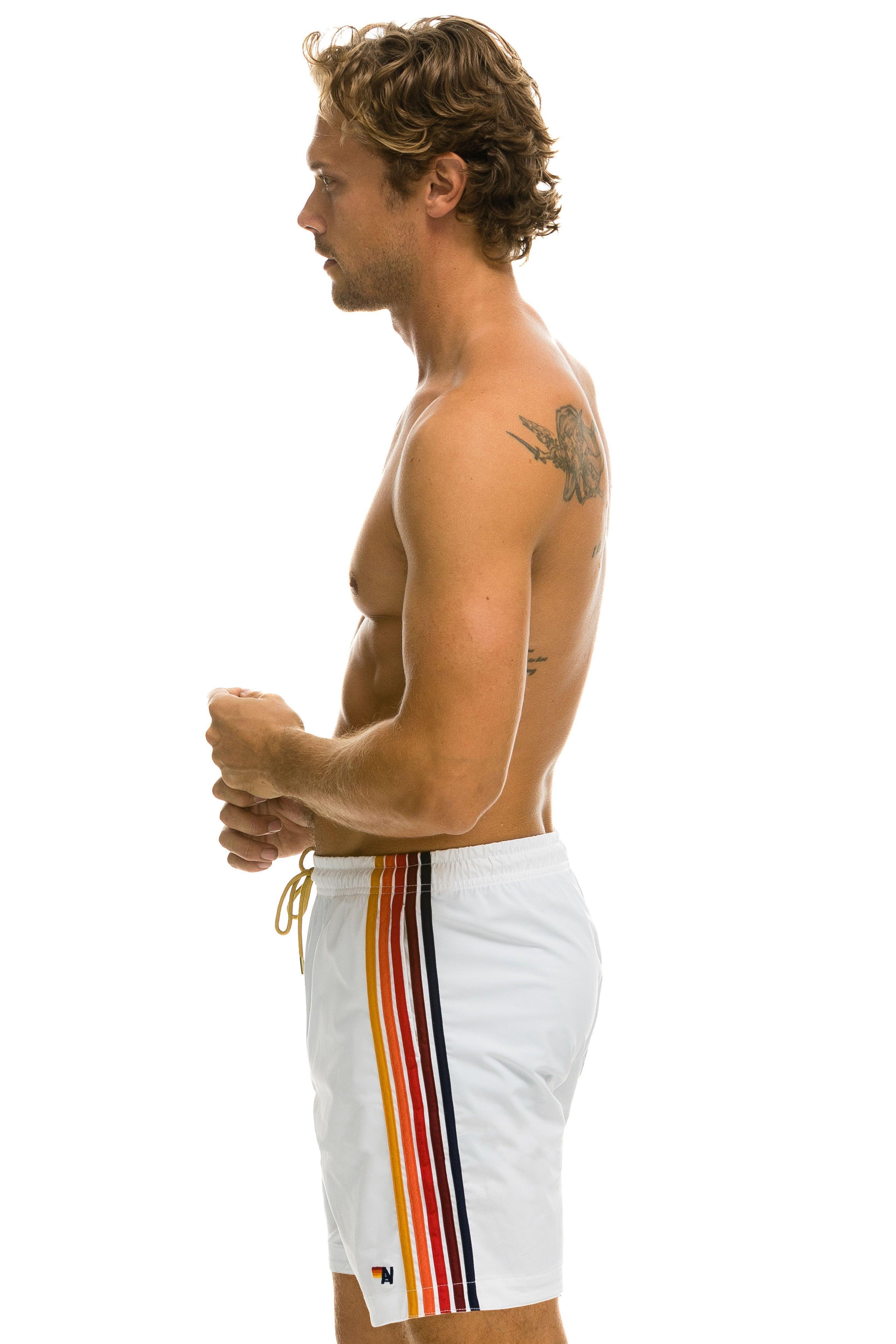 MEN'S 5 STRIPE FLEX SHORTS 7 INCH - WHITE Male Product Image