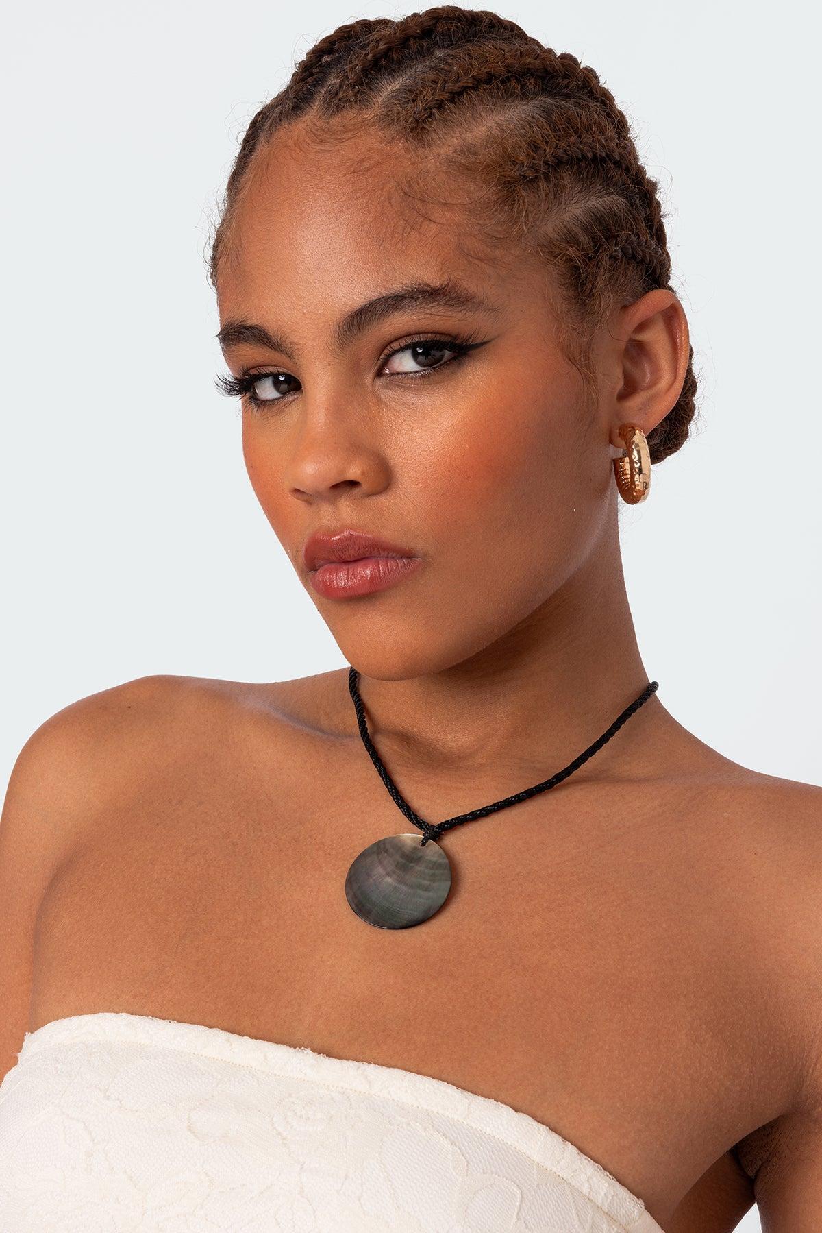 She Shell Twisted Cord Necklace Product Image