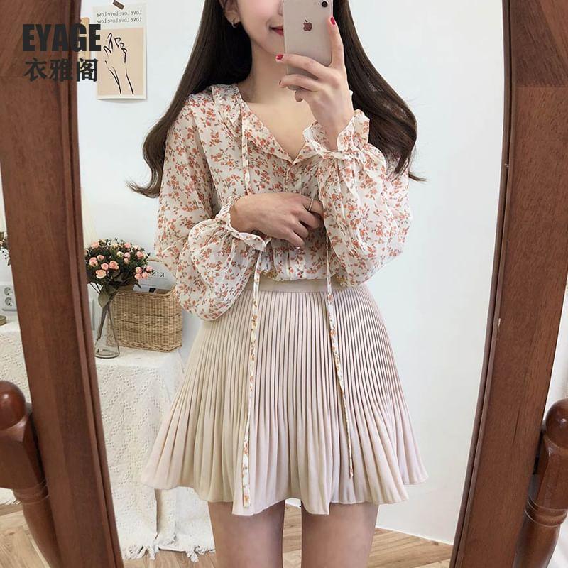 Puff-Sleeve Floral Print Lace-Up Blouse / High Waist Plain Accordion Pleat Mini A-Line Skirt Product Image