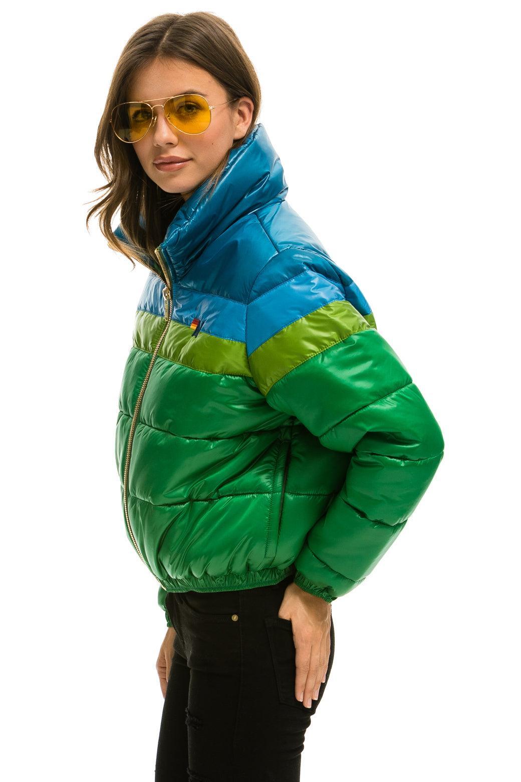 COLOR BLOCK LUXE APRES PUFFER JACKET - AMAZON GLOSSY Female Product Image